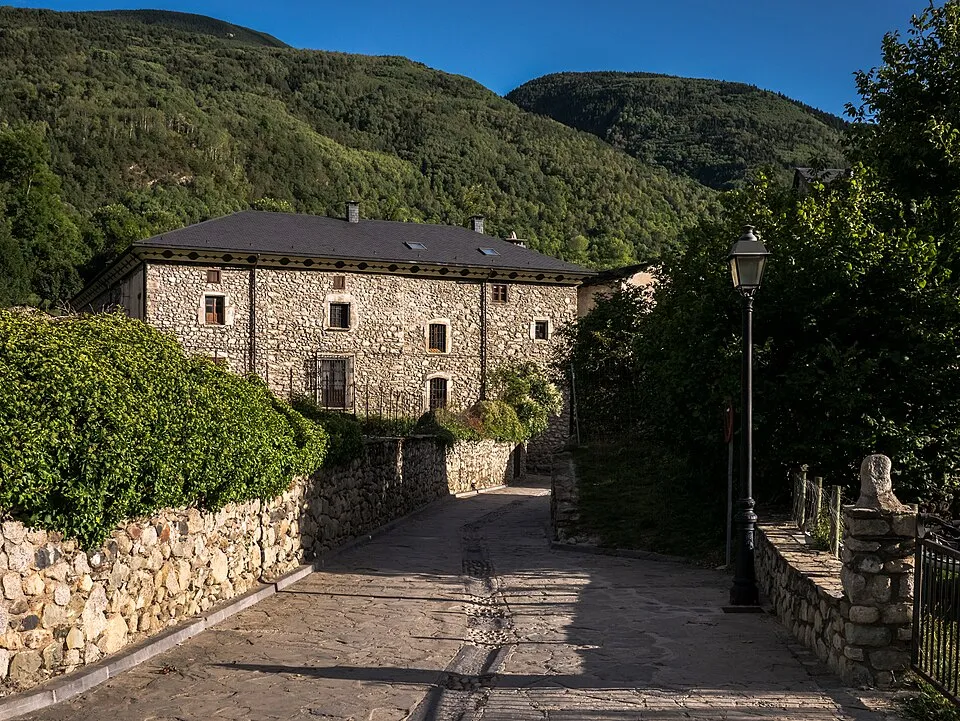 El pueblo de Anciles (Ansils), con sus casas señoriales de piedra, en el Valle de Benasque