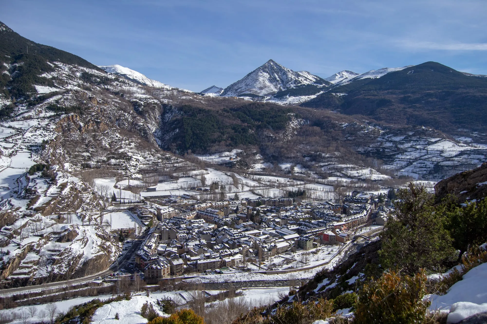 Vista elevada del pueblo de Benasque nevado
