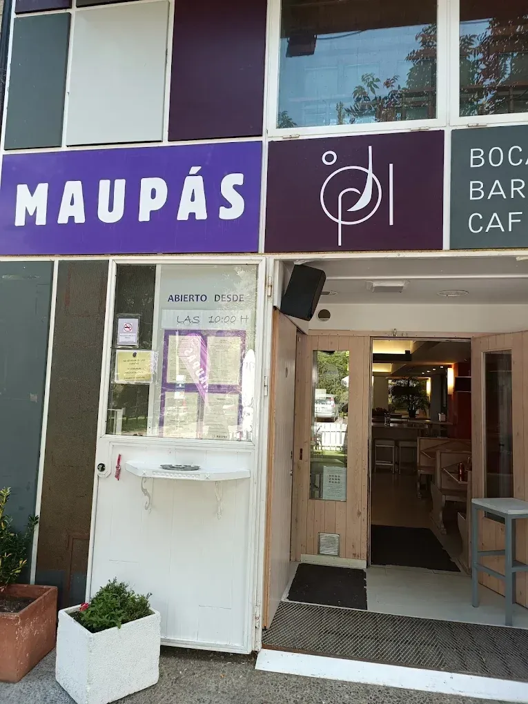 Fachada y entrada de Maupás en Benasque, con el rótulo morado del local sobre la puerta