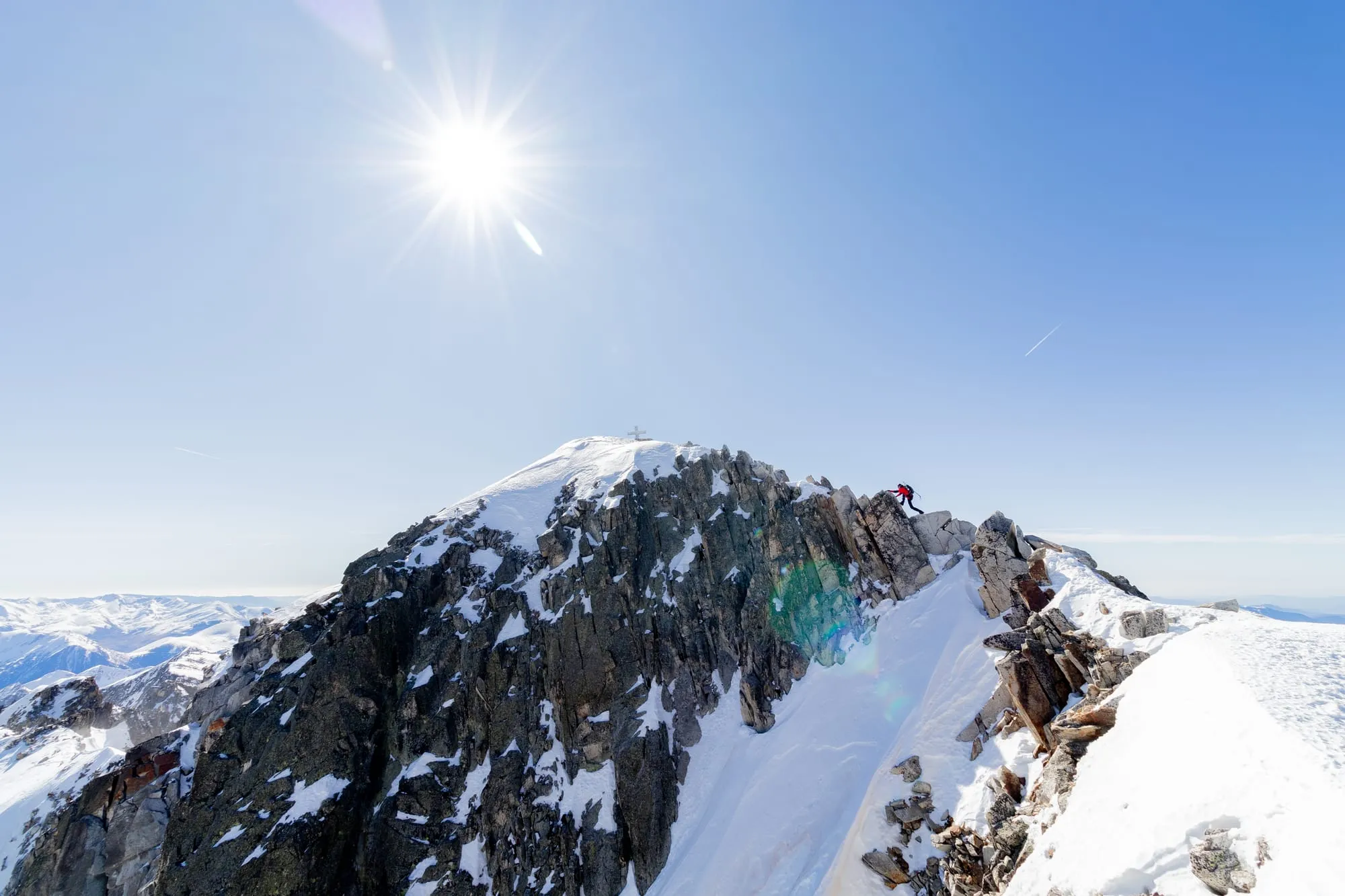 Alpinista cruzando el Paso de Mahoma, cerca de la cima del Aneto