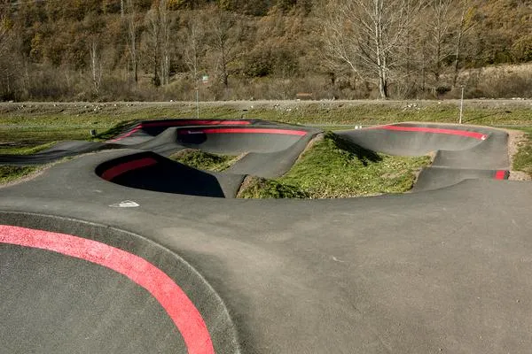 Pumptrack en la entrada de Castejón de Sos, rodeado de árboles